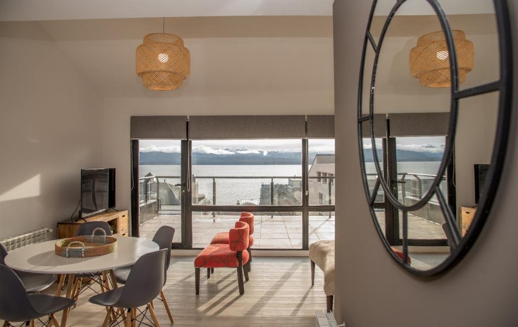 Departamento en el Centro con Terraza y Vista al Lago